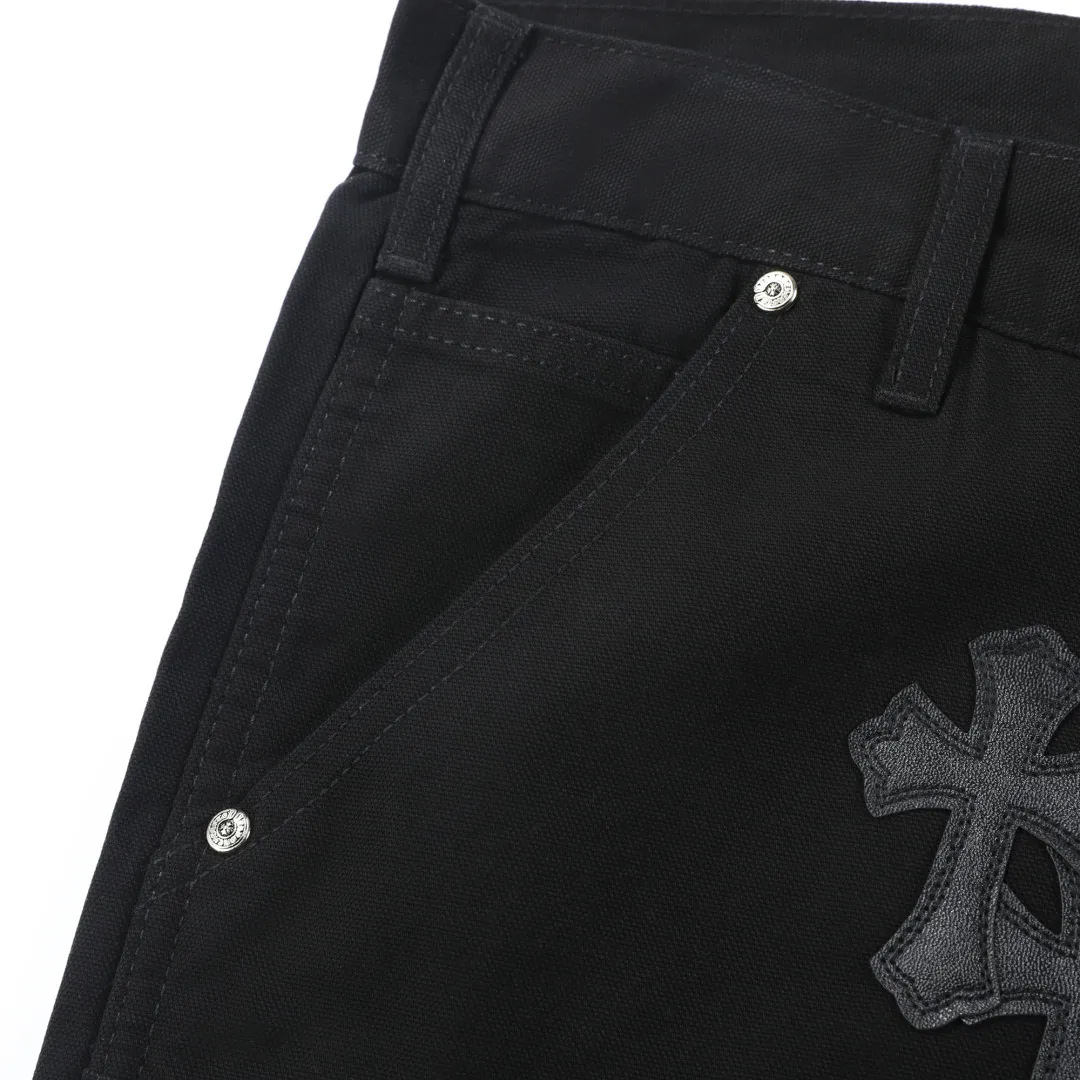 P280 💰 (Top version) Chrome hearts Cross patch leather jeans workwear logging pants Chrome hearts logging pants are here! ! ! CH Croix Heart Double Knee Cross Patch Leather Bo1 Style Logging Pants Straight-leg Work Pants B136 Croix Heart Cross Sanskrit Overalls Price 20W level, patchwork cross pattern embellishment, high-waisted washed jeans! ! Absolutely high-end luxury products, 1.9W level god-level single products, super popular products, made by top heavy industry, not to be missed. About Zangyin, this is an extremely luxurious fashion brand, which can also be called the nobles of the high street. It has always been an exclusive brand of some hipsters or rich second generation. Compared with ordinary high streets, it is more luxurious and noble. Compared with luxury brands, it has a more fashionable personality and has always been a brand that I have a special liking for. Imported yarn is custom-woven into a high-density twill canvas, which ensures a crisp silhouette while also making the fabric feel very delicate. It follows the B01 classic silhouette, with a crisp and stylish upper body. The ready-made garments are stone-ground and fermented, so they can be matched with any style. Buttons and zinc-drawn washables are genuine YKK retro metal products. Double-layered canvas on the front. Perfect details. All hardware is perfect. Size: S-XXL Color: Black
